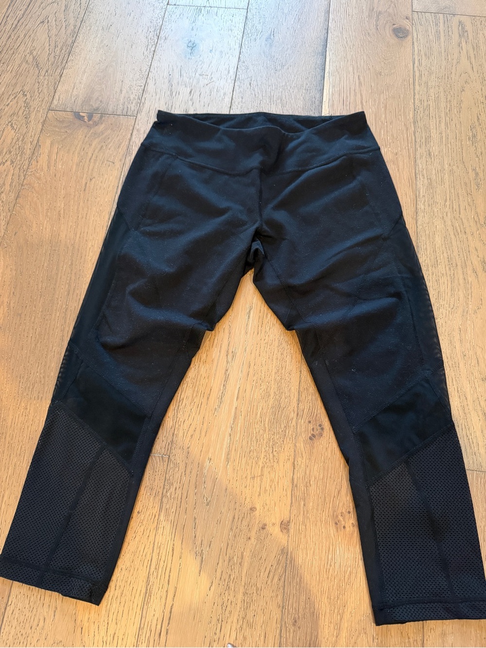 Black Athletic Cropped Leggings with Mesh Panels